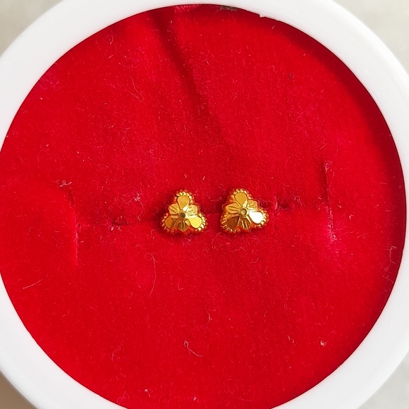 Beautiful new desiner studs - Picture 11 of 11